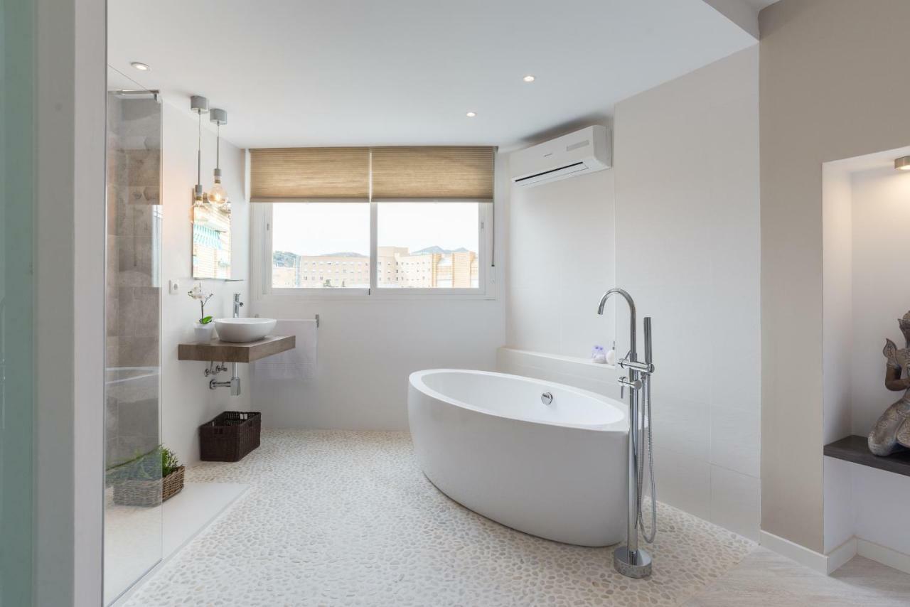 Stunning Spacious City Apartment With Free Parking Málaga Eksteriør billede