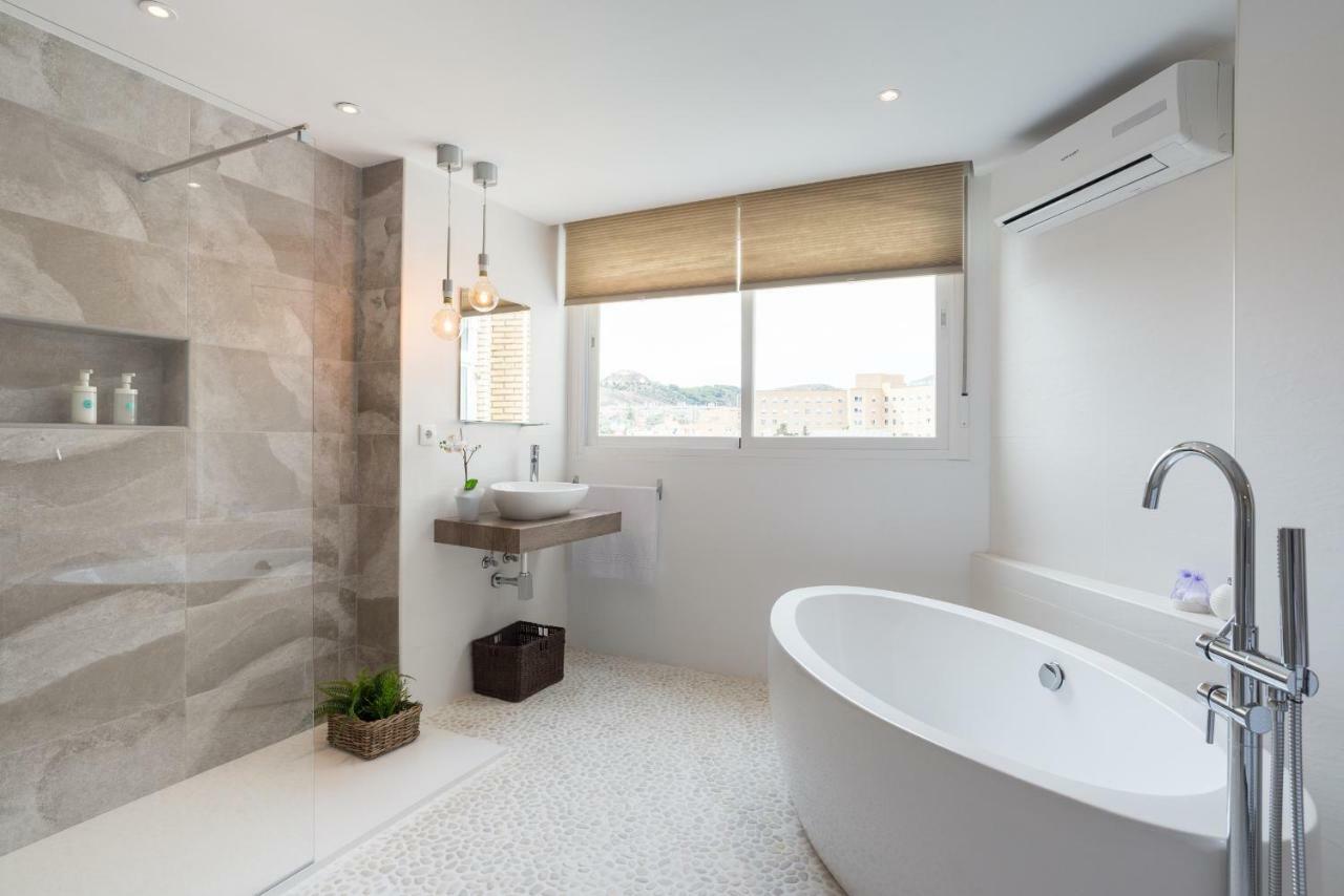 Stunning Spacious City Apartment With Free Parking Málaga Eksteriør billede